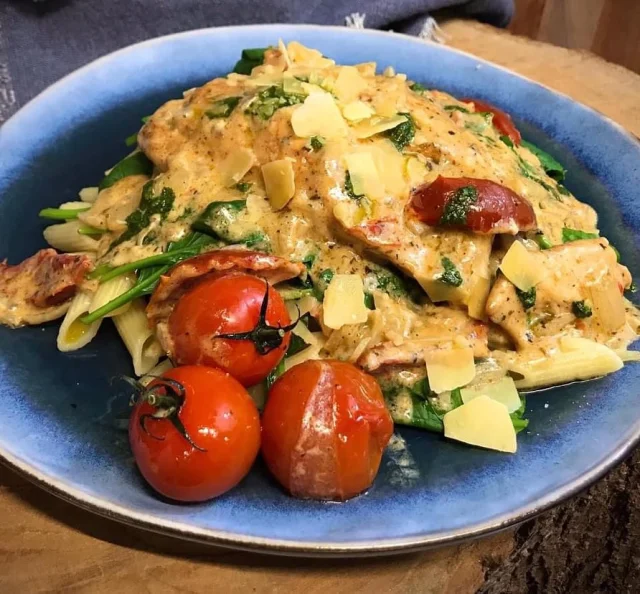 Toscaanse kip!!!! Hij is er weer hoor! Met pasta, spinazie en basilicum ( uit eigen tuin) olie, heerlijk.
Lasagne als eindevandekermisdeal, keuze uit ons vaste assortiment en alleen deze week nog de Volendammer Macaroni, bestellen kan via www.by-adriana.nl #kantenklaar #byadriana_catering #eindevandekermisdeal #luxebroodjes #lasagne #heerlijkehappen #bestellen #toscaansekip