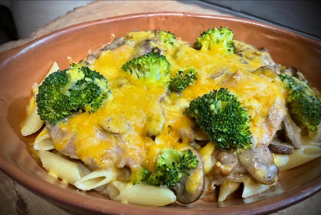 Nixon Chicken, een oven schotel met kip, champignons, broccoli en pasta.
Comfort food 2.0, heerlijk!!!! deze week verkrijgbaar!  www.by-adriana.nl